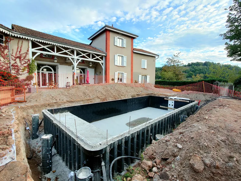 Betoniranje sten in temeljne plošče bazena