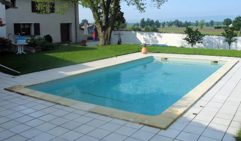 Zdelan bazen z obledelo folijo, ki je zrel za prenovo